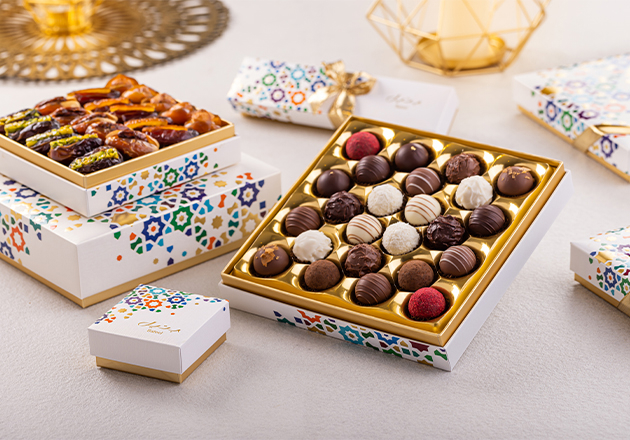 يمكنك تخصيص هدية العيد مع مجموعة مختارة من الشوكولاتة والتمور العضوية الشهية الممتازة