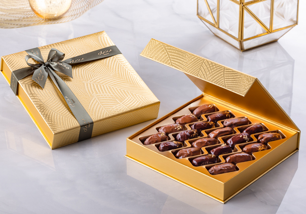 نقدم لكم شوكولاتة التمور الرقيقة، المصنوعة يدويًا من قبل صانعي الشوكولاتة ذوي الخبرة المميّزة في بتيل